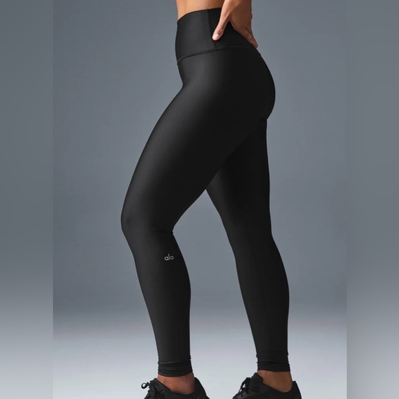 ALO Yoga Pants - Alo Yoga Women's High-Waist Airlift Leggings - Black / Size S